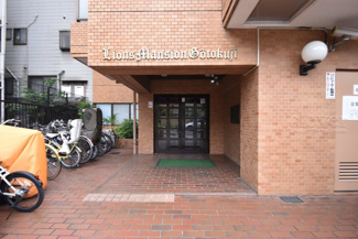 【エントランス】 | お客様を、そして住人を出迎えてくれるマンションのエントランス。ゴミが落ちていないことからも、管理状態の良さや住民の節度の高さが見て取れます。～即日のご見学可能～　お問合せはお気軽にどうぞ。