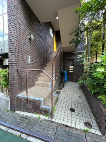 しもじまビルのエントランス