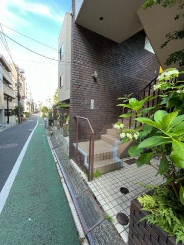 しもじまビルのエントランス