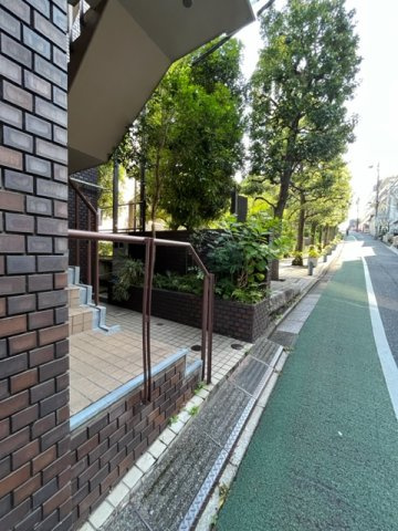 しもじまビルのエントランス