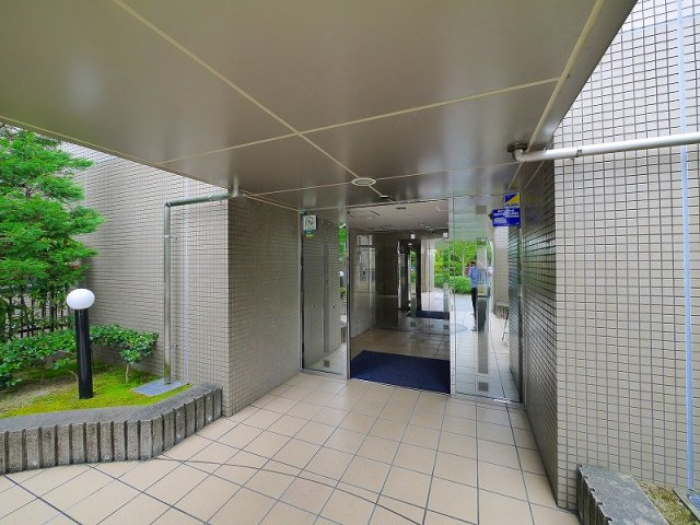 ローレルコート萩の台エル・フラッツのエントランス