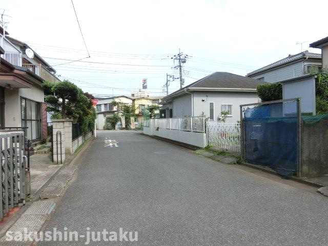 天戸町　売地の前面道路含む現地写真|天戸町　売地　古家あり　建築条件なし　約８６．２坪　北・東角地　公道面　