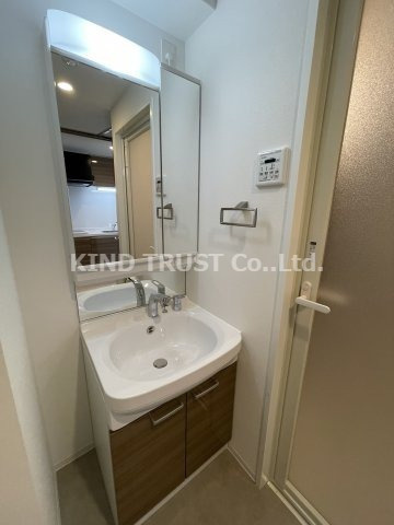 エル・セレーノ天満橋の洗面所|明るい洗面所です