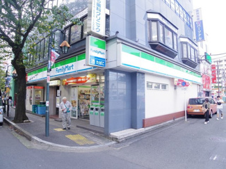ファミリーマート鷺沼駅前店まで300ｍ