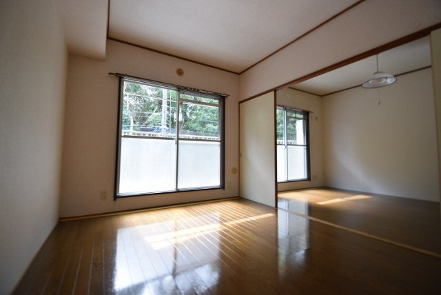 手塚グリーンハイツの居間・リビング|広々とした室内です