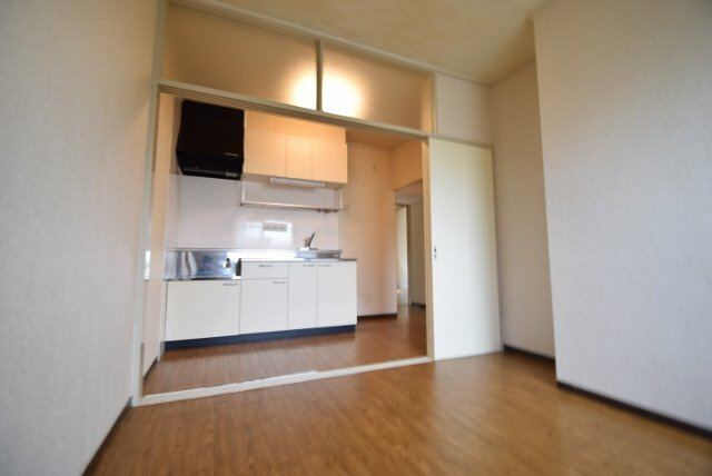 手塚グリーンハイツのキッチン|広げてダイニングとしても使えますね。