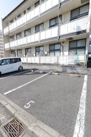 ビスト　ディモラの駐車場