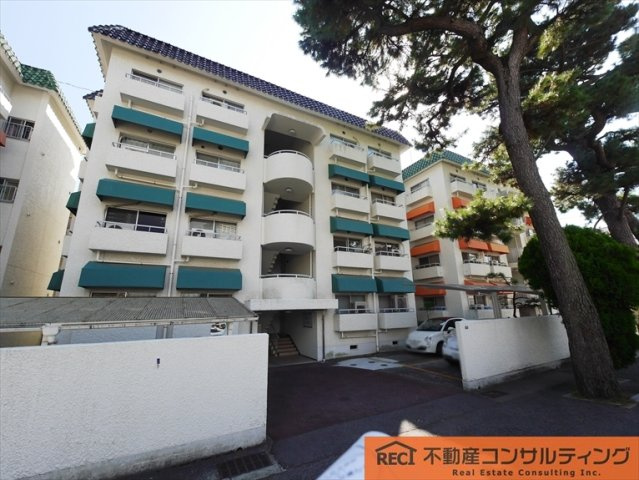 メゾン反高林の駐車場