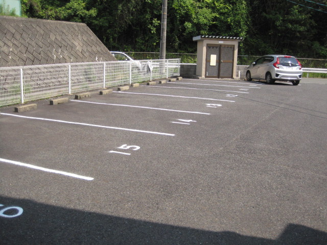 ハイツひいらぎの駐車場