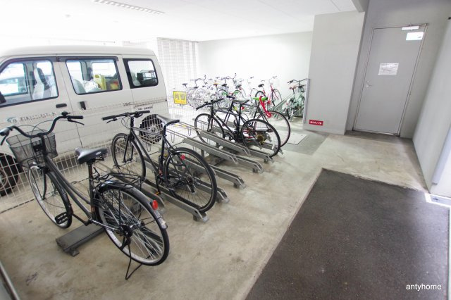 ウィスタリア新北野　仲介手数料無料の駐車場