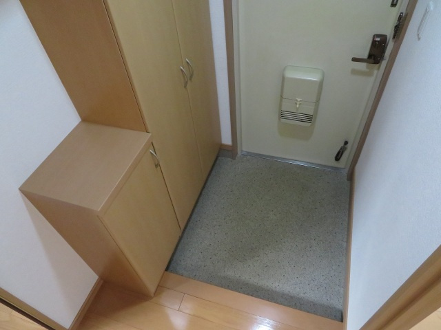 サニーコート諏訪の玄関|シューズボックス付き