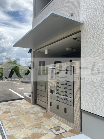 リバーサイド東久宝寺10番館のエントランス