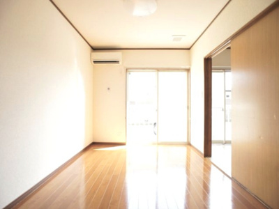 【居間・リビング】 | タテノハイツＣ | 日当たり良好☆快適に過ごせるエアコン付きです♪