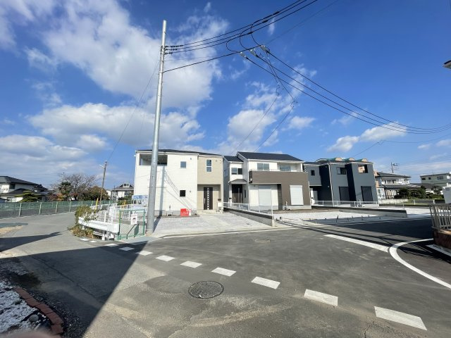 新築　前橋市箱田町第8　Livele Garden.S　1号棟の前面道路含む現地写真|現地写真　南側接道幅員約6ｍ　西側接道幅員約2.4ｍ		
