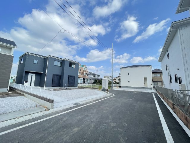 新築　前橋市箱田町第8　Livele Garden.S　3号棟の前面道路含む現地写真|現地写真　南側接道幅員約6ｍ			
