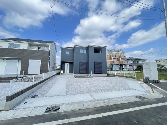 新築　前橋市箱田町第8　Livele Garden.S　3号棟の駐車場|現地写真　 駐車スペース広々！建物南側に並列で4台置けます♪					
