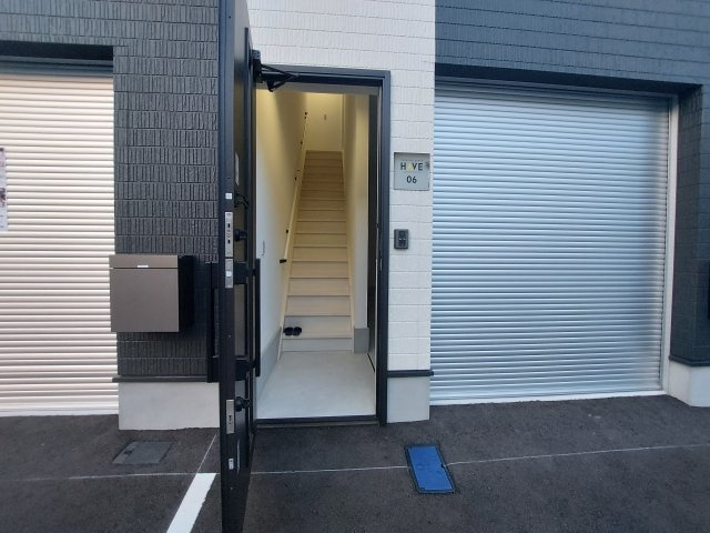 富田林市甲田１丁目の事務所のエントランス