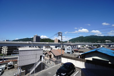 【展望】 | 【リフォーム済】ペルル中山南 | 【四季を感じる】
四季の移ろい・爽やかな青空や風を感じられ
自然を愉しめるパノラマビュー。
毎日の暮らしに余裕を感じさせてくれる、
遮る物の無い開放的な眺望を是非、ご堪能ください。