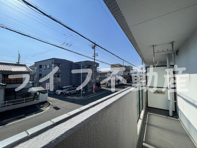 サントハウス小阪のバルコニー|暖かな日差しのふりそそぐバルコニー