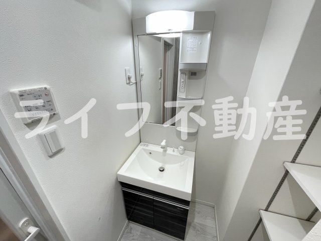 パラゴン布施駅前の独立洗面台|朝の支度にも助かる、独立の洗髪洗面化粧台