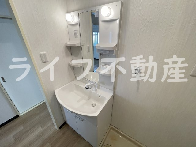 ラ・ボアコートIN花園の独立洗面台|朝の支度にも助かる、独立の洗髪洗面化粧台
