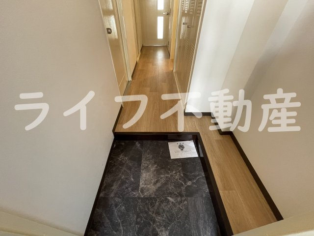 ラ・ボアコートIN花園の玄関|収納もある玄関です