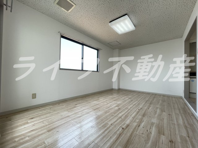 メゾン朝日小阪の居間・リビング|こちらの居間で趣味の時間をお楽しみください