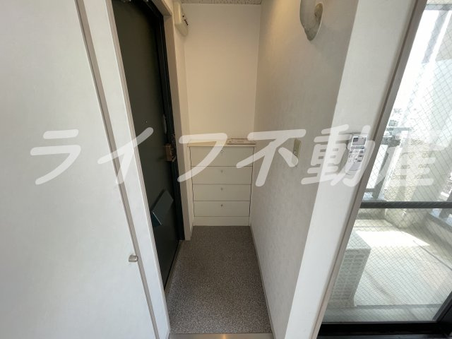 メゾン朝日小阪の玄関|明るい玄関です