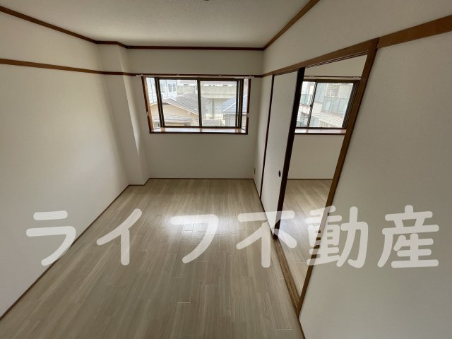 八戸ノ里プラザの居間・リビング|開放的な寝室です
