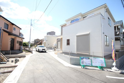 【前面道路含む現地写真】 | 三郷市鷹野第6　4号棟 | 前面道路含む現地写真です