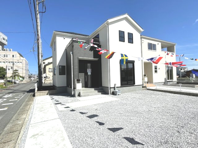藤岡市藤岡第11（全2棟）1号棟の外観|ナチュラルで飽きの来ないデザインは流行に左右されない家の形です。外構も綺麗に仕上がっています(^▽^)/
