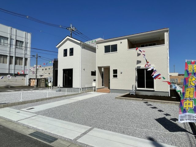 藤岡市藤岡第11（全2棟）2号棟の外観|隣地との距離も保ちながらも綺麗な街並みに溶け込みました！
駐車スペースやお庭も十分に確保しています！