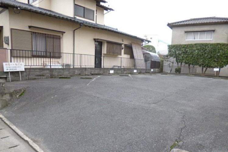 コーポラス坂井の駐車場
