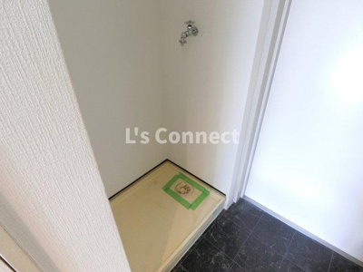 【設備】 | メゾン・ド・サクレ | 室内洗濯機置き場には排水パン付き。