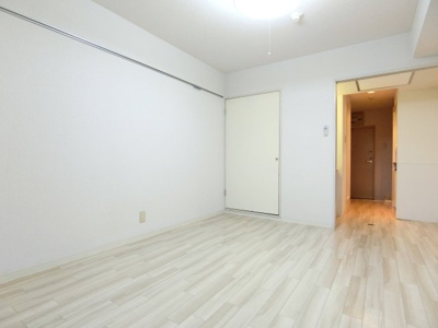 【居間・リビング】 | メゾン・ド・サクレ | アクセントクロス仕様の洋室です。