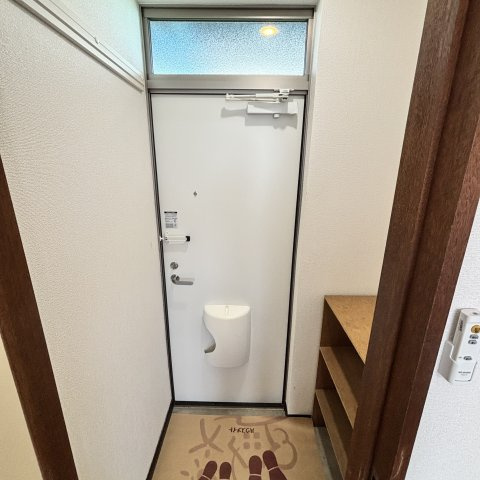 ハイツメモリーＢの玄関
