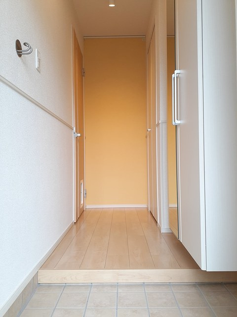 クレメント津志田Bの玄関