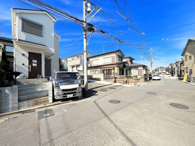 【外観】 | ◆◇瀬谷区相沢2丁目　新築戸建て◇◆ | ◆一戸建てを中心とした街並みが整然と続き、周辺は高い建物が建っていないので、緑の多い閑静な趣を感じる環境です。街並みや周辺環境も重要なポイントです！！
