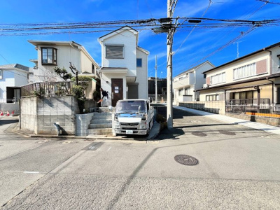 【前面道路含む現地写真】 | ◆◇瀬谷区相沢2丁目　新築戸建て◇◆ | ◆前面道路も幅員があり車の運転も安心！前面道路は閑静な住宅地。車通りの少ない道路です。お子様にも安心です。