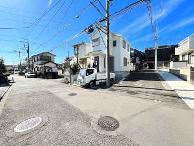 【前面道路含む現地写真】 | ◆◇瀬谷区相沢2丁目　新築戸建て◇◆ | ◆子育て世代のスタッフもいますので、お客様目線での物件選び、ご提案が可能です。お問い合わせいただきました物件以外も多数ご紹介させていただきます。