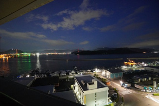 【展望】 | 【Night View】
物件からの夜の景色は、隠れ夜景スポットのよう。
お仕事から疲れて帰ってきて、この夜景を楽しめるのも
この立地ならでは。
もう少し早い時間のサンセット夜景もキレイかも。