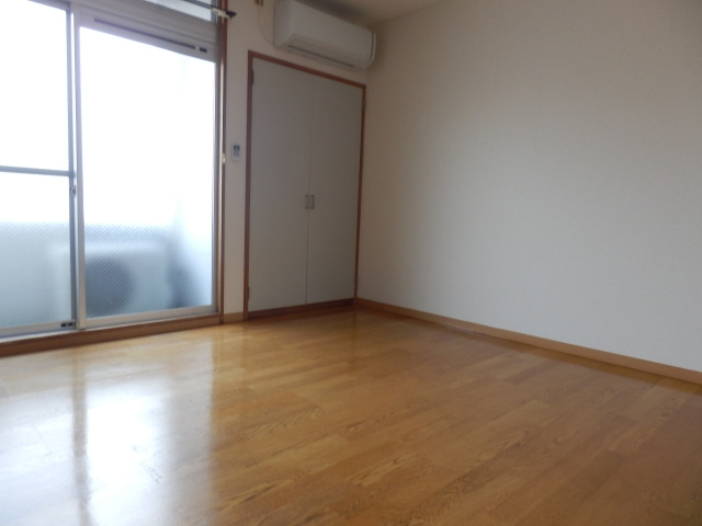 ロイヤルコーポ蜂屋の洋室