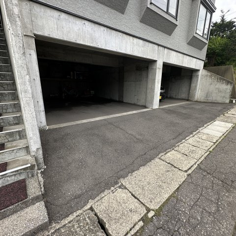 母恋グランドハイツの駐車場