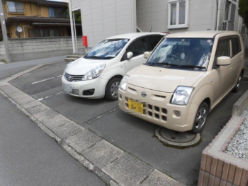 ラプラスジュネスの駐車場