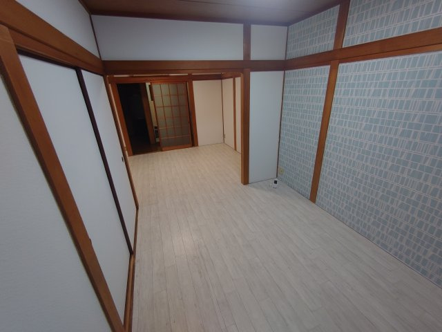 出口二丁目戸建　賃貸の居間・リビング|おしゃれな居間です