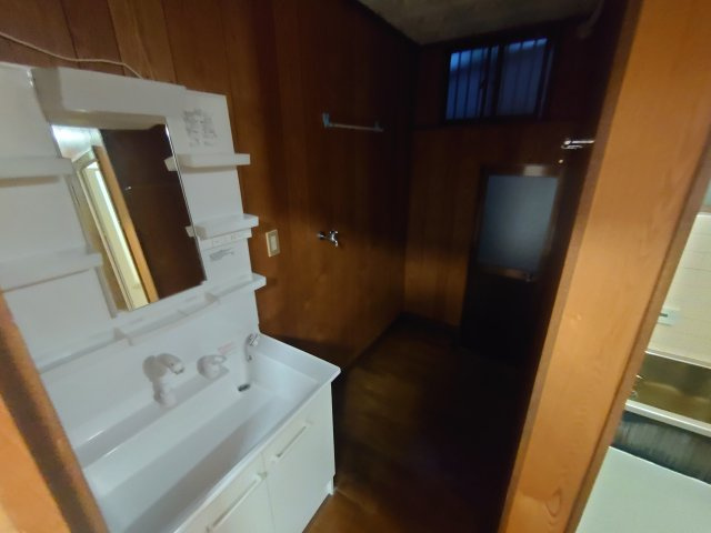 出口二丁目戸建　賃貸の洗面所|明るい洗面所です