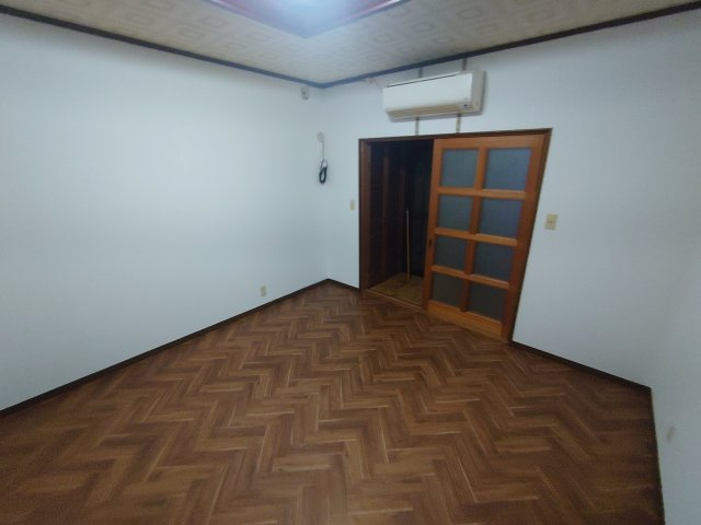 出口二丁目戸建　賃貸の洋室|落ち着いた色調の洋室です