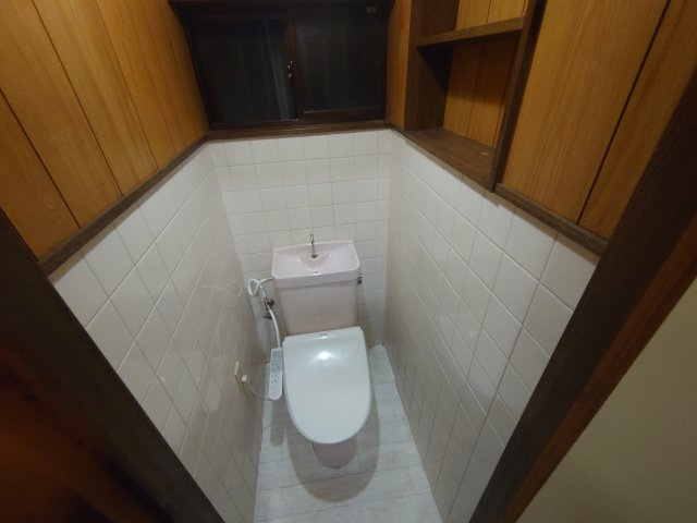 出口二丁目戸建　賃貸のトイレ|落ち着いた色調のトイレです