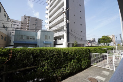 【展望】 | 【ペット可】サニーハイム舟入 | 【眺望】
目の前に迫るような建物が無く、南側の陽射しが十分に楽しめます！
リバーバンクに咲く桜もテラスより眺めることができ、
都会に居ながらも、四季の移ろい・爽やかな青空や風を感じれます。