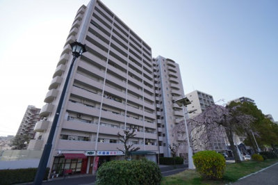 【外観】 | 【ペット可】サニーハイム舟入 | 【耐震性】
耐震性の高さを判断するポイントは、
建築確認申請日が1981年6月1日以降の
新耐震基準に適合しているかどうか。
震度６程度の大地震でも
建物が崩壊しないレベルが基準になりました